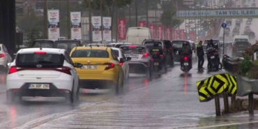 İstanbul’da sağanak yağış etkili oldu, yollar göle döndü