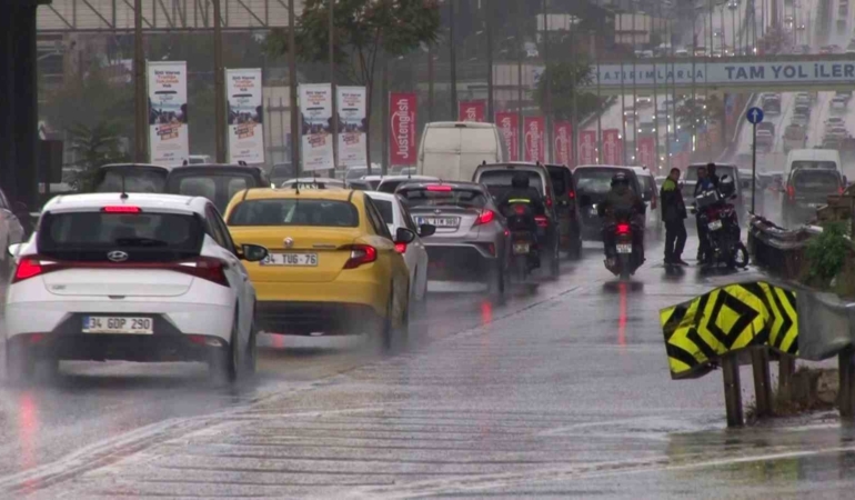İstanbul’da sağanak yağış etkili oldu, yollar göle döndü