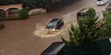 İstanbul’da sağanak yağış: Sürücüler zor anlar yaşadı