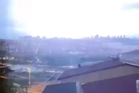 İstanbul’da sağanak yağışta çakan şimşekler geceyi aydınlattı