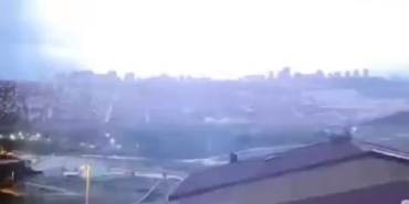 İstanbul’da sağanak yağışta çakan şimşekler geceyi aydınlattı