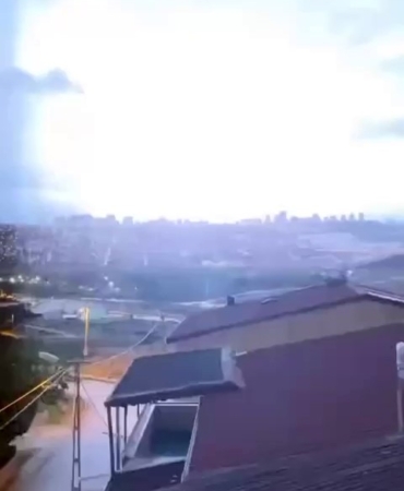 İstanbul’da sağanak yağışta çakan şimşekler geceyi aydınlattı