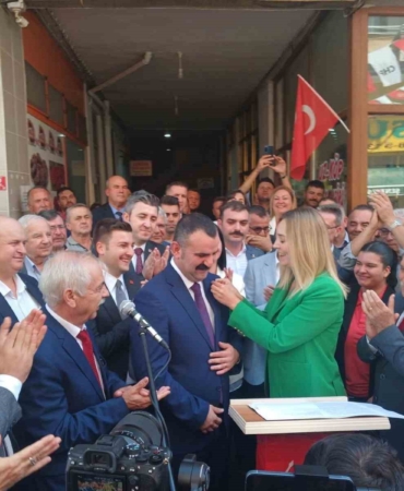 İYİ Parti’den istifa eden Uzunköprü Belediye Başkanı Martin CHP’ye katıldı