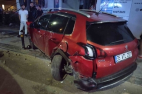 Kadıköy’de kontrolden çıkan otomobil park halindeki araçlara çarptı: 4 yaralı