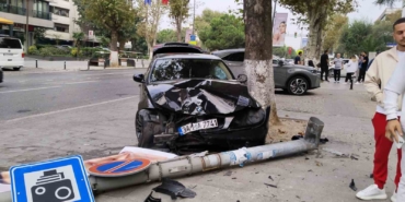 Kadıköy’de sürücüsünün kontrolünden çıkan otomobil aydınlatma direğine çarptı