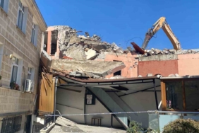 Kadıköy’de yıkımı yapılan bina, cami duvarına çöktü