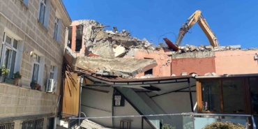 Kadıköy’de yıkımı yapılan bina, cami duvarına çöktü