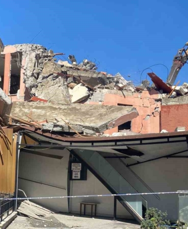 Kadıköy’de yıkımı yapılan bina, cami duvarına çöktü