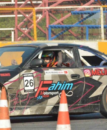 Kadın driftçiler piste indi, şov yaptı