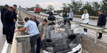 Kadın sürücü metrelerce savrulan araçtan yaralı kurtuldu