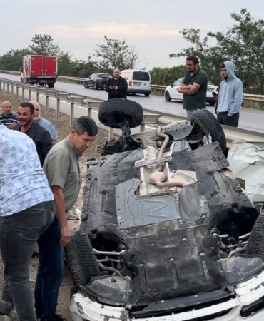Kadın sürücü metrelerce savrulan araçtan yaralı kurtuldu