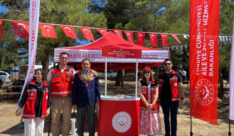 Kadına yönelik şiddete tepkilerini stant kurarak gösterdiler