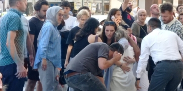 Kafasına beton sıvası düşen kadın ve kızı ölümden döndü