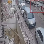 Kamyonun devirdiği market tabelası alışverişten çıkan adamın kafasına düştü