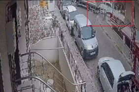 Kamyonun devirdiği market tabelası alışverişten çıkan adamın kafasına düştü