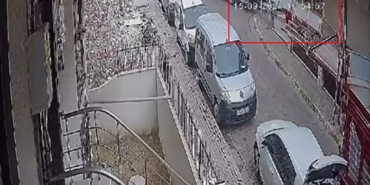 Kamyonun devirdiği market tabelası alışverişten çıkan adamın kafasına düştü