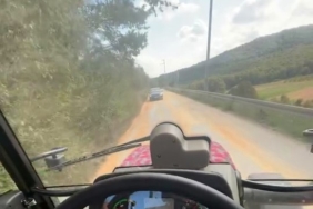 Kamyonun kapağı açıldı yol mısır tarlasına döndü