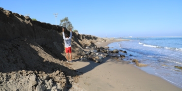 Karasu sahilinde kıyı erozyonu tehdidi: Karadeniz Karasu’yu parça parça yutuyor