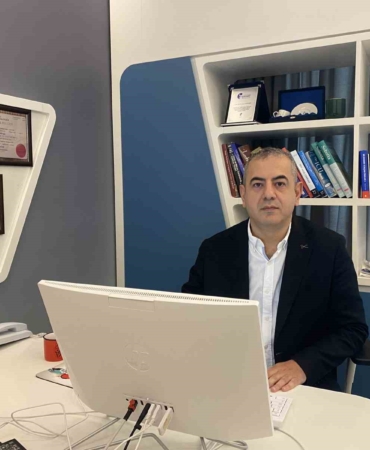 Karavanıyla dünyayı gezen 79 yaşındaki adam dev mide fıtığından İstanbul’da kurtuldu