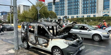 Kartal’da adliye önüne getirdiği aracını ateşe verdi