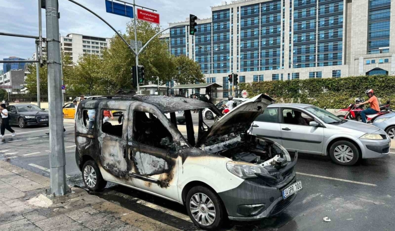 Kartal’da adliye önüne getirdiği aracını ateşe verdi