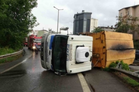 Kartal’da İSKİ’ye ait zift yüklü kamyon yan yattı