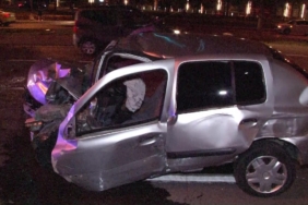 Kartal’da kontrolden çıkan otomobil refüje girdi: 2 ağır yaralı