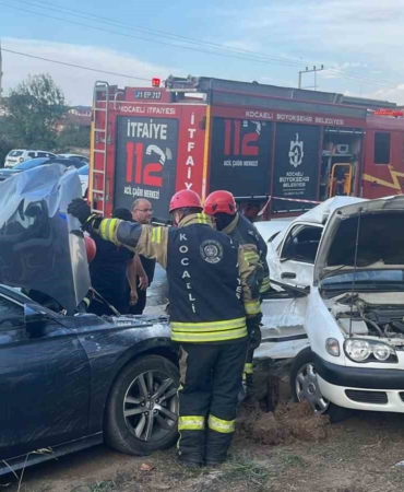 Kartepe’de iki otomobil çarpıştı: 3 yaralı