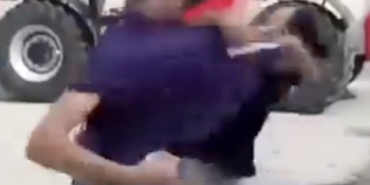 Kavga eden arkadaşlarını boks ringindeymiş gibi izleyip tezahürat ettiler