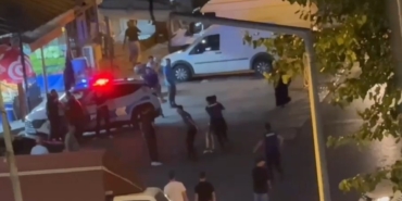 Kavgayı ayırmaya çalışan polise silah çekti, polis havaya ateş açtı: O anlar kamerada