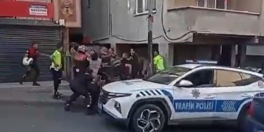 Kavgayı ayırmaya giden polis memurlarına saldırdı