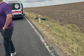 Kaza yapan ehliyetsiz motosiklet sürücüsü hastanelik oldu