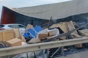 Kaza yapan tırdan yola saçılan malzemeler yolu kapattı