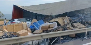 Kaza yapan tırdan yola saçılan malzemeler yolu kapattı