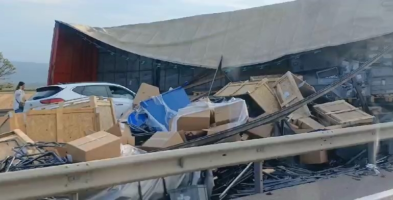 Kaza yapan tırdan yola saçılan malzemeler yolu kapattı