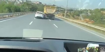 Kaza yaptı durmadan yoluna devam etti