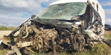 Kazada minibüs hurdaya döndü