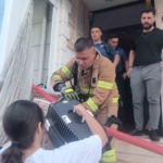 Keşan’da apartman dairesinde yangın: İtfaiye eri yaralandı, ev sahibi fenalaştı