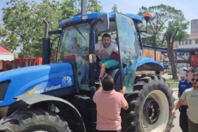 Keşan’da konvoy halinde şehir içine izinsiz giren traktörleri polis durdurdu