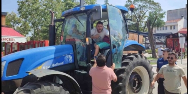 Keşan’da konvoy halinde şehir içine izinsiz giren traktörleri polis durdurdu