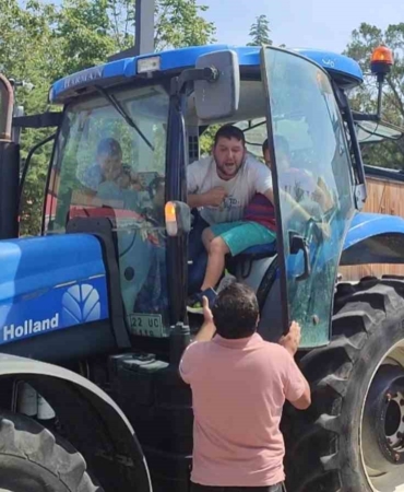 Keşan’da konvoy halinde şehir içine izinsiz giren traktörleri polis durdurdu