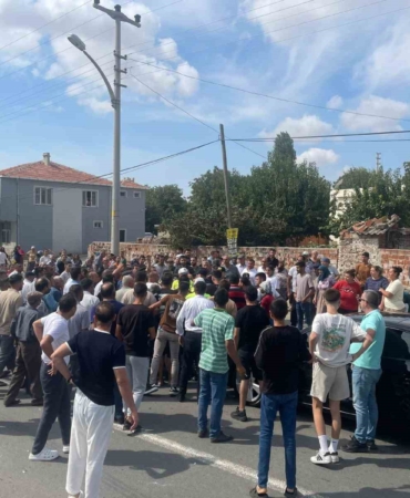 Keşan’da ölümle sonuçlanan kaza sonrası mahalle sakinleri yolu trafiğe kapattı
