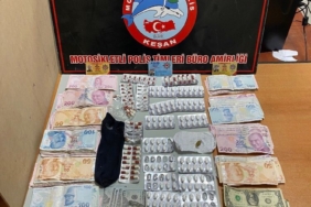 Keşan’da uyuşturucu ve para ele geçirilen araçtaki 2 şüpheli gözaltına alındı