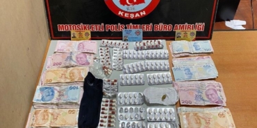 Keşan’da uyuşturucu ve para ele geçirilen araçtaki 2 şüpheli gözaltına alındı