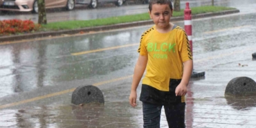 Kimi şemsiyeyle kimi eşyasıyla yağmurdan korunmaya çalıştı