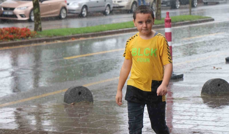 Kimi şemsiyeyle kimi eşyasıyla yağmurdan korunmaya çalıştı