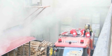 Kimya fabrikasında çıkan yangın 2 saatin sonunda söndürüldü