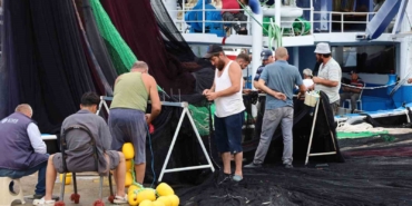 Kırklareli’nde kötü havaya aldırış etmeyen balıkçılar sezonu açtı