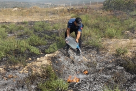 Kırklareli’nde otluk alanda yangın: Polis ekipleri bidonlarda söndürmeye destek verdi