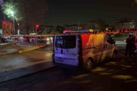 Kırmızı ışıkta araçta bekleyenler arasında bıçaklı kavga: 4 yaralı